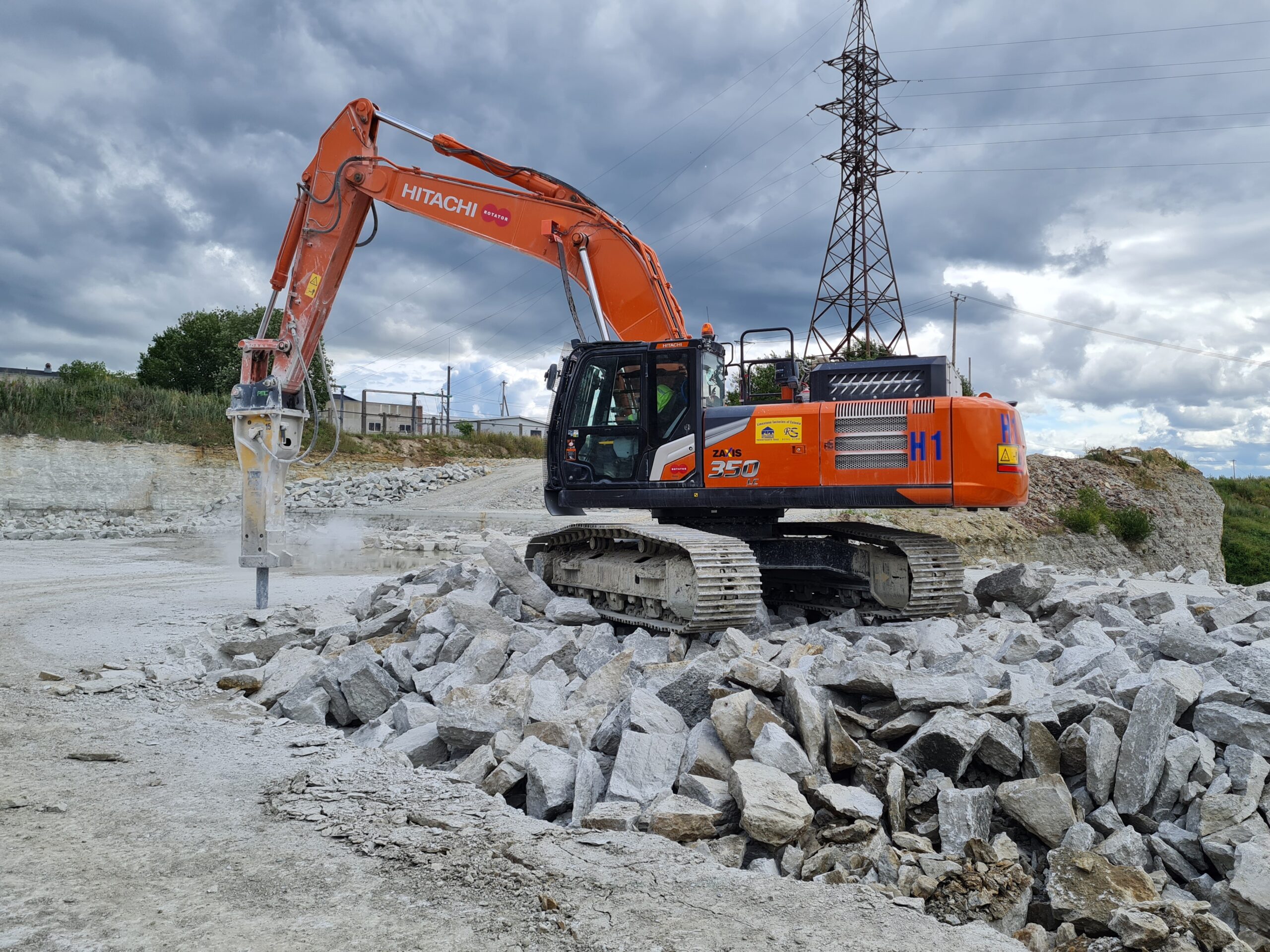 Limestone Factories of Estonia ostis Hitachi eksakavaatori